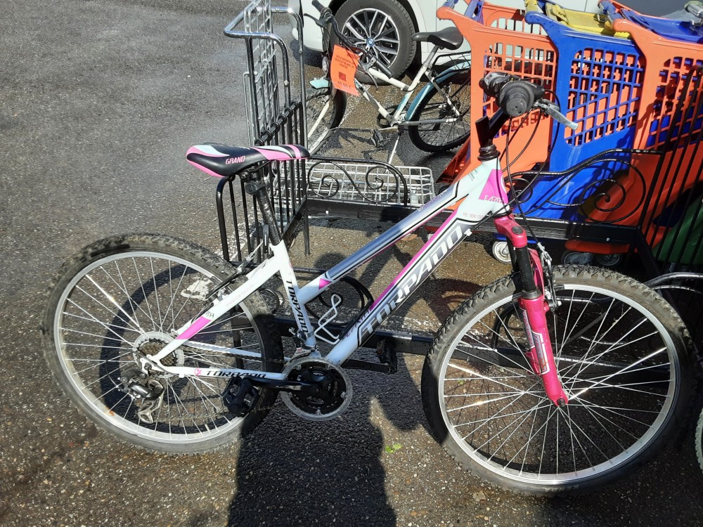 VELO TORPADO ROSE NOIR ET BLANC 26 POUCES
