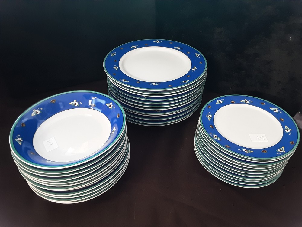 LOT DE 35 ASSIETTES DE TABLE PORCELAINE ARVIDIS BORDURES BLEUES ET VERTES