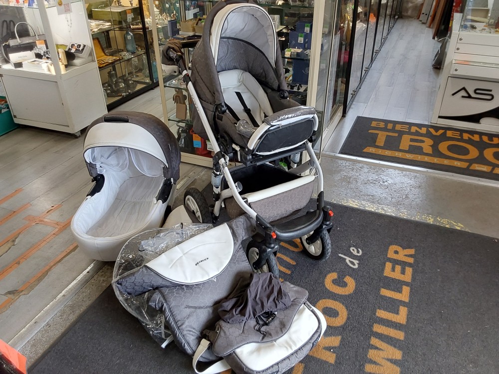 Poussette 4 Roues Marque Brano Ecco Avec Nacelle Et Accessoires Blanc Et Gris