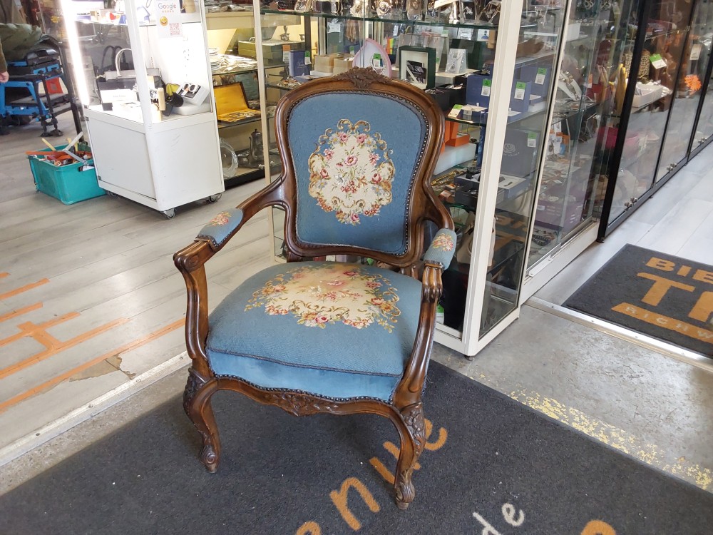 Fauteuil Tissu A Restaurer Bleu Et Fleurs
