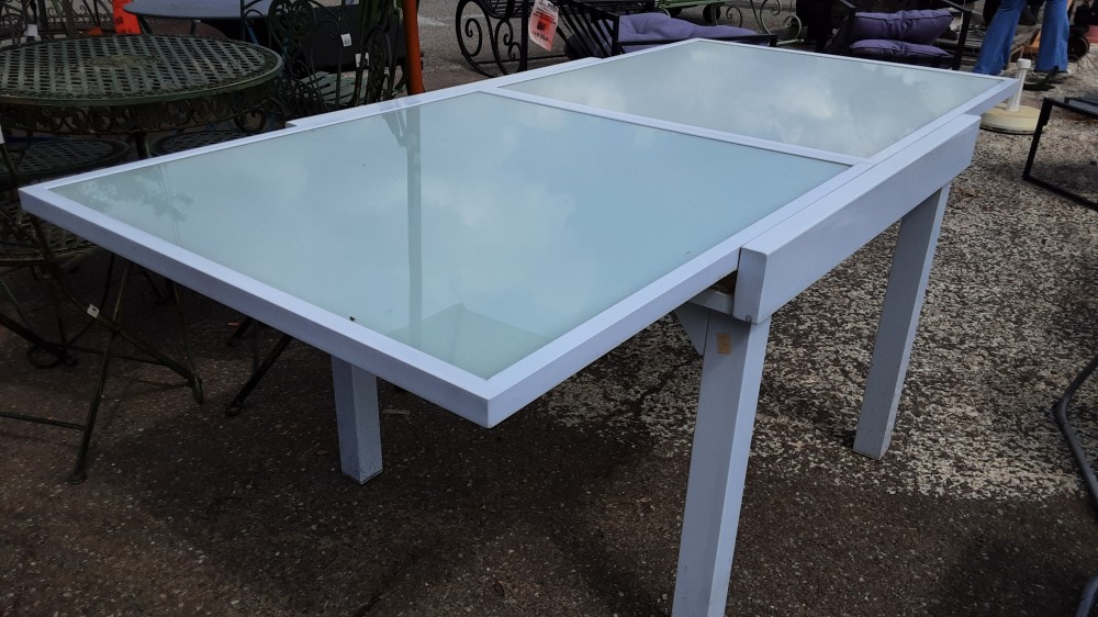 TABLE DE JARDIN PIEDS ALU BLANCS PLATEAU EN VERRE OUVERTE =180CM