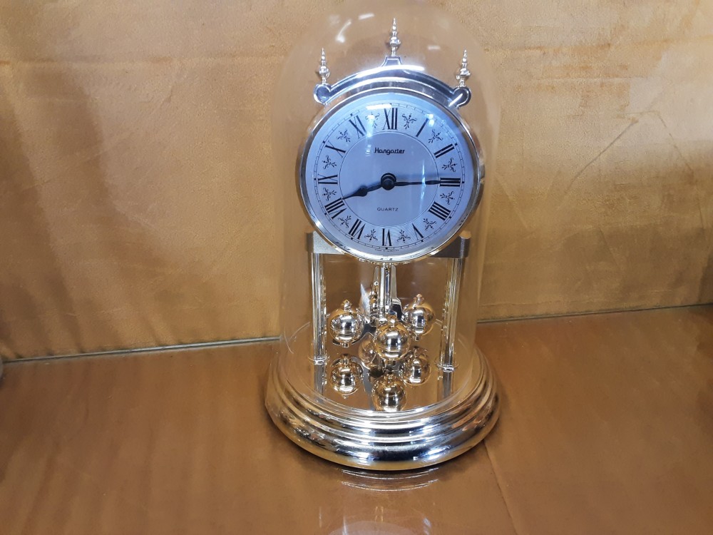 PENDULE A PILE SOUS CLOCHE PLASTIQUE