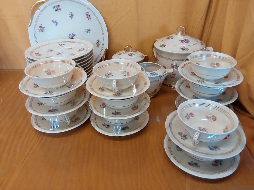 SERVICE A THE 11 PERS. MARQUE RAYNAUD LIMOGES + 1 PLAT A GATEAU + 12 ASSIETTES DESSERTS