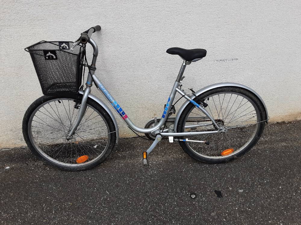VELO DECATHLON  GRIS 24 POUCES AVEC PANIER