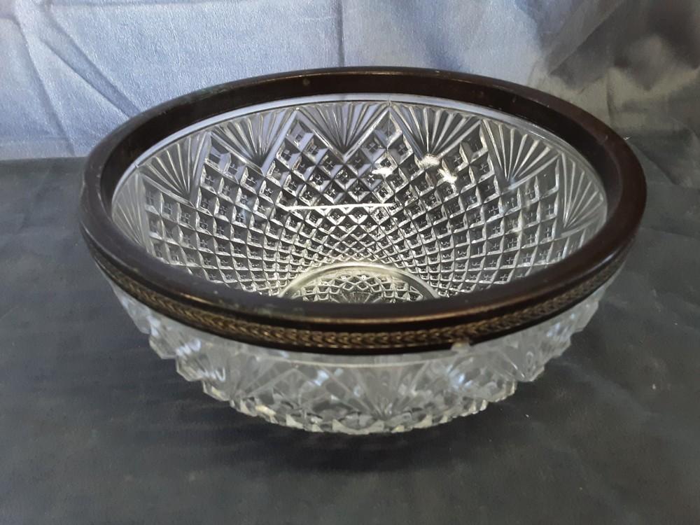 SALADIER EN CRISTAL BORDURE M.A A RESTAURER