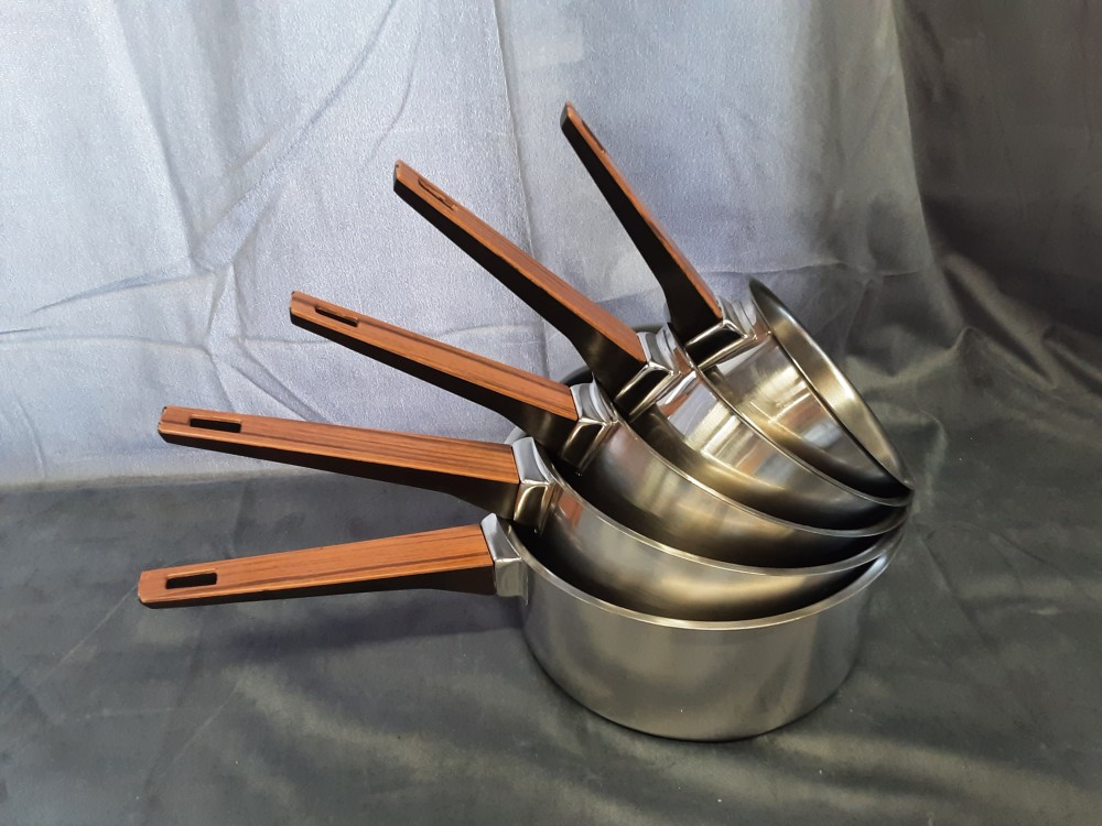 LOT DE 5 CASSEROLES ET MANCHE IMITATION BOIS