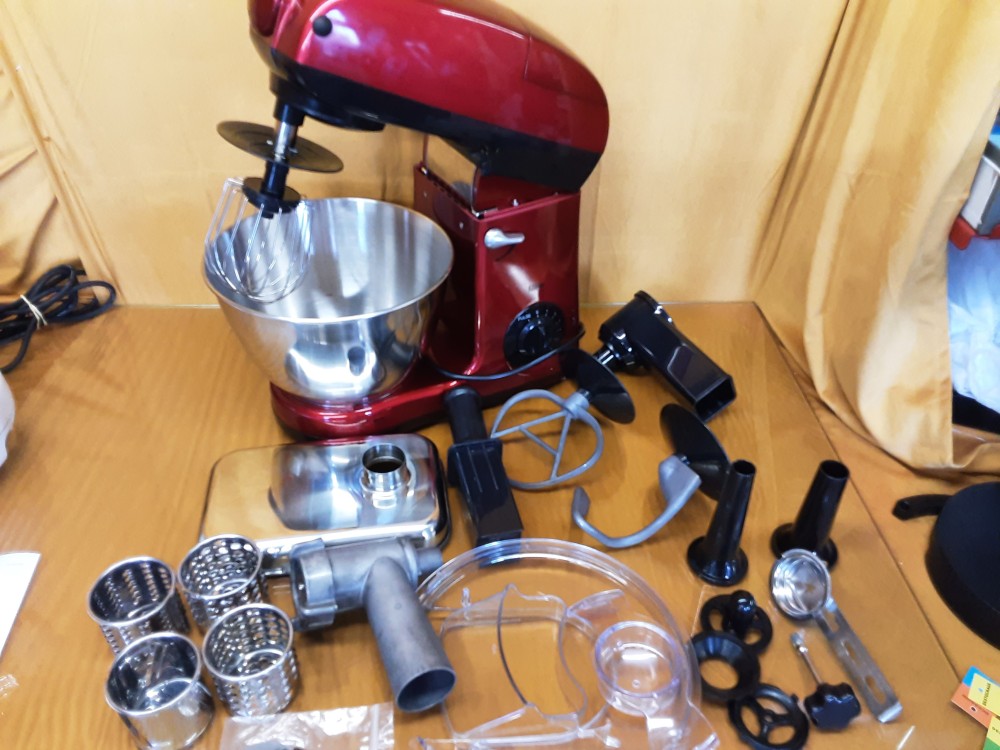 ROBOT FAF ROUGE AVEC ACCESSOIRES ET HACHOIR