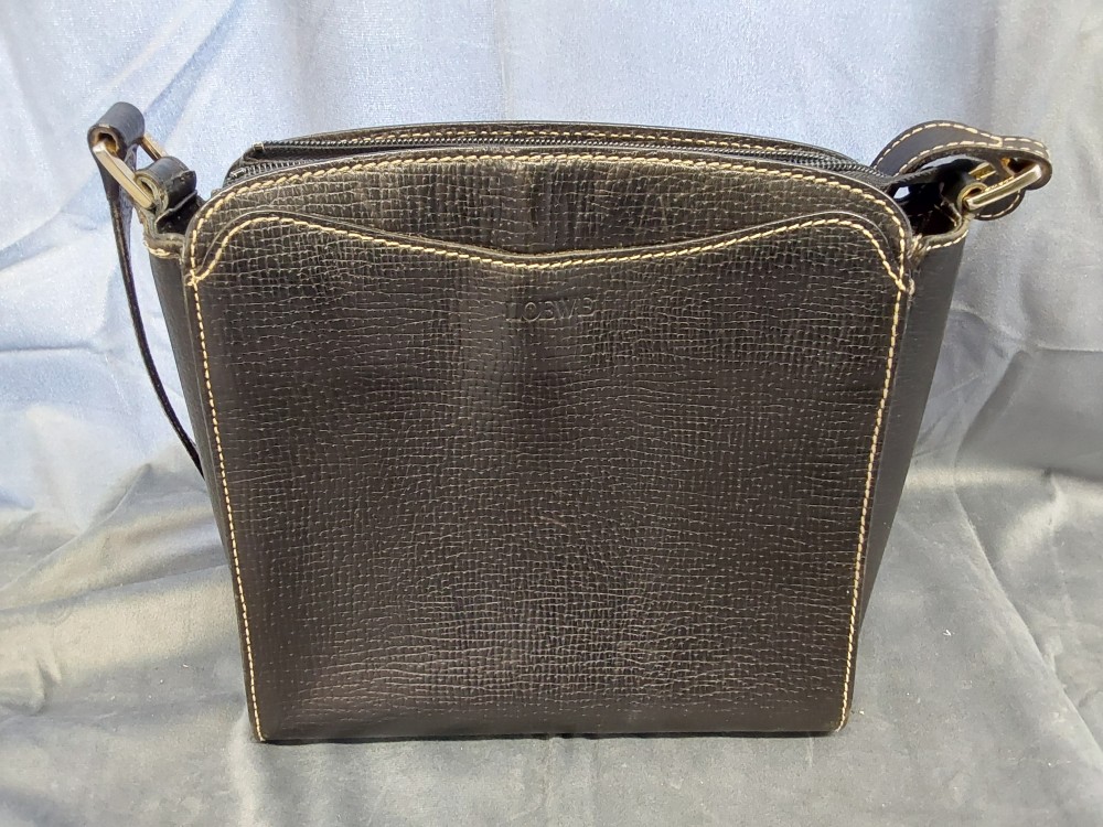 SAC A MAIN LOEWE A BANDOULIERE CUIR NOIR TEXTURÉ TYPE LEZARD