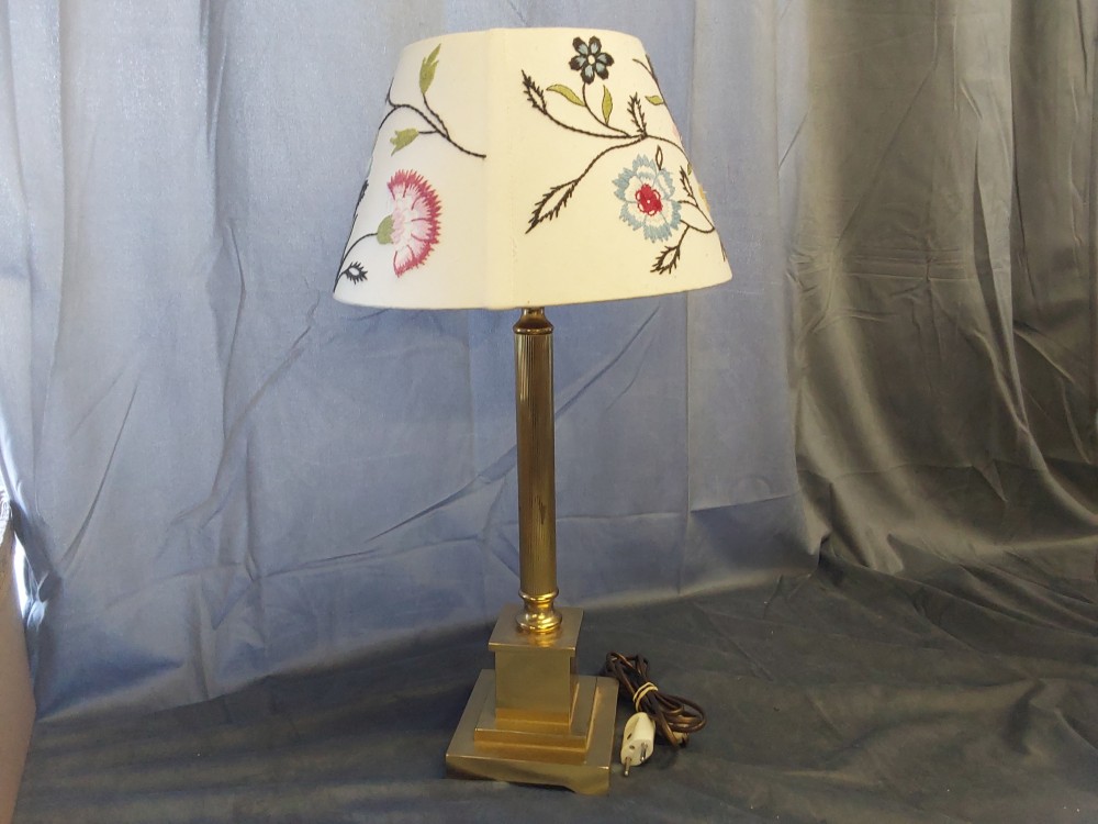 Pied De Lampe Doré Abat Jour Blanc A Fleurs Brodées