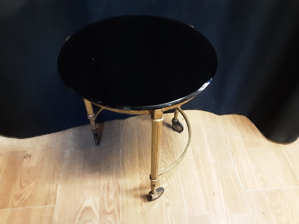 Table Basse Ronde En Laiton Plateau Noir En Verre Sur Roulette