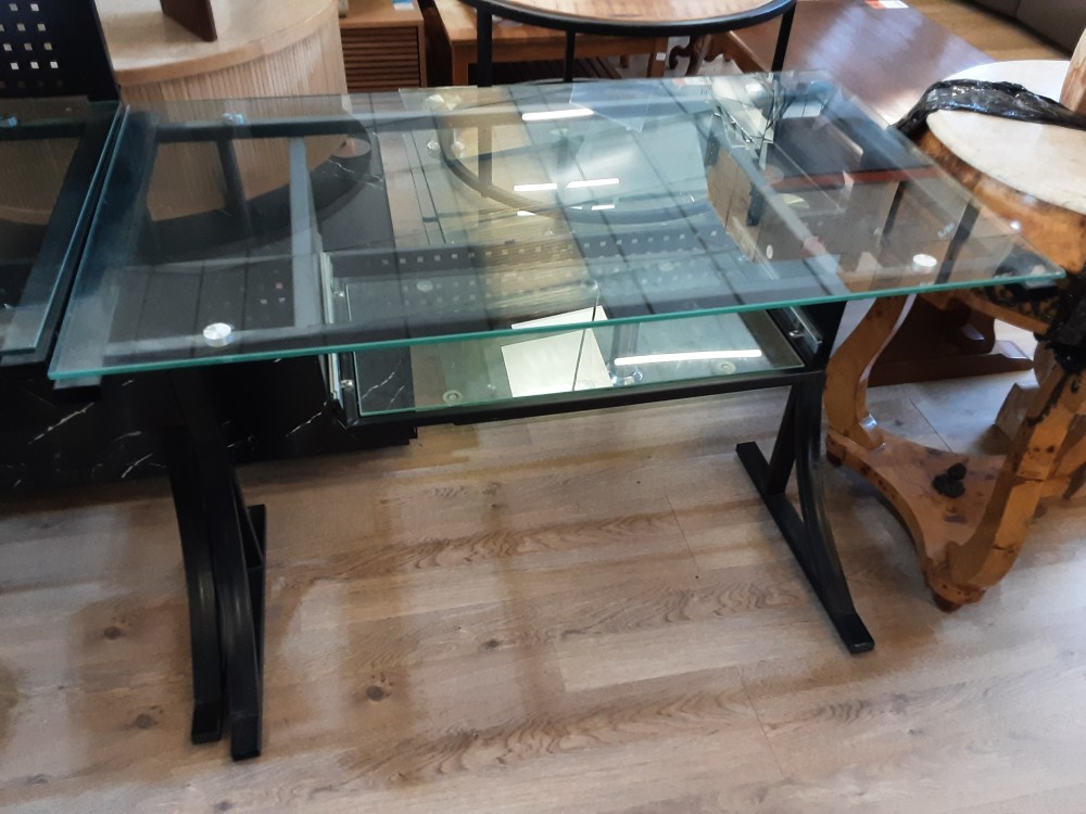 BUREAU EN VERRE PIEDS METAL NOIR AVEC TABLETTE