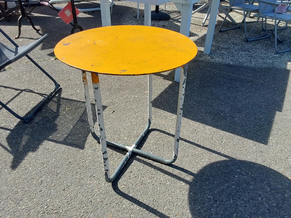 TABLE DE JARDIN EN METAL A RESTAURER PLATEAU ROND COLORIS BLANC ET JAUNE