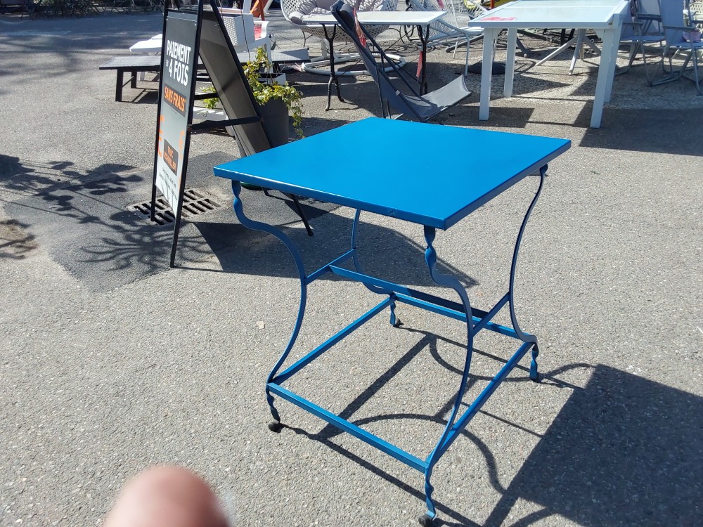 TABLE DE JARDIN CARRÉE EN METAL BLEU