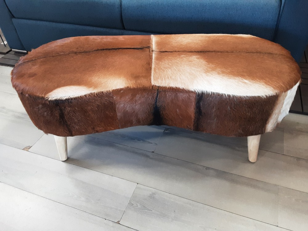 BANQUETTE EN PEAU DE CHEVRE PIEDS BOIS