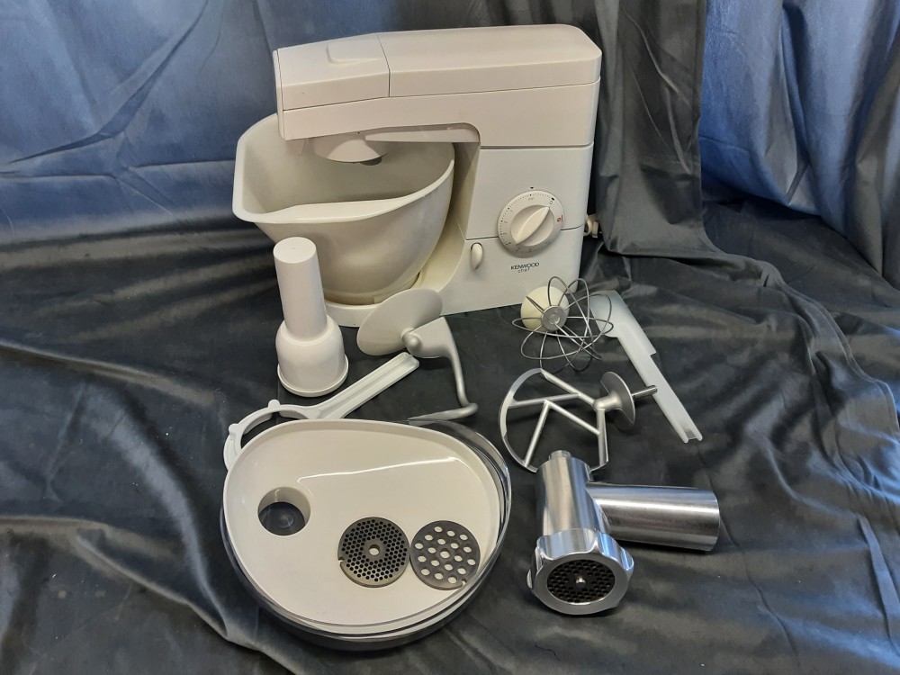 ROBOT PATISSIER KENWOOD 700W AVEC DIVERS ACCESSOIRES 