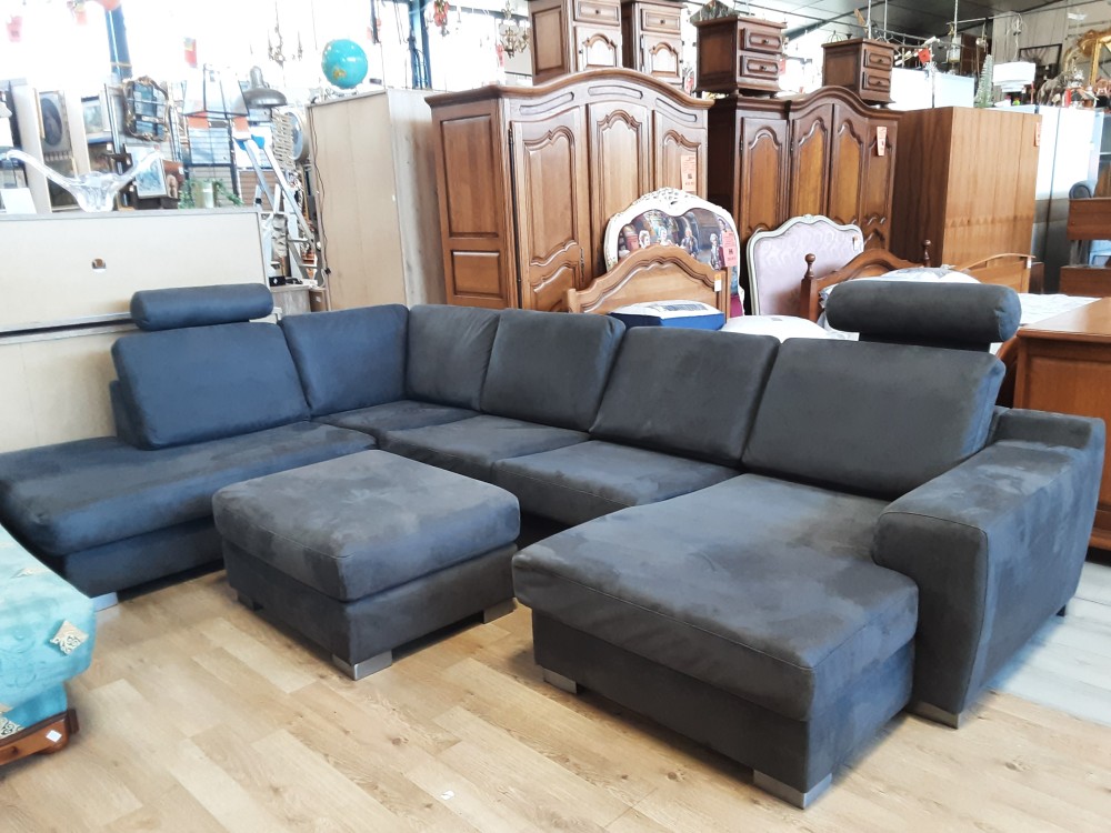 CANAPE D’ANGLE PANORAMIQUE TISSU GRIS AVEC 1 POUF