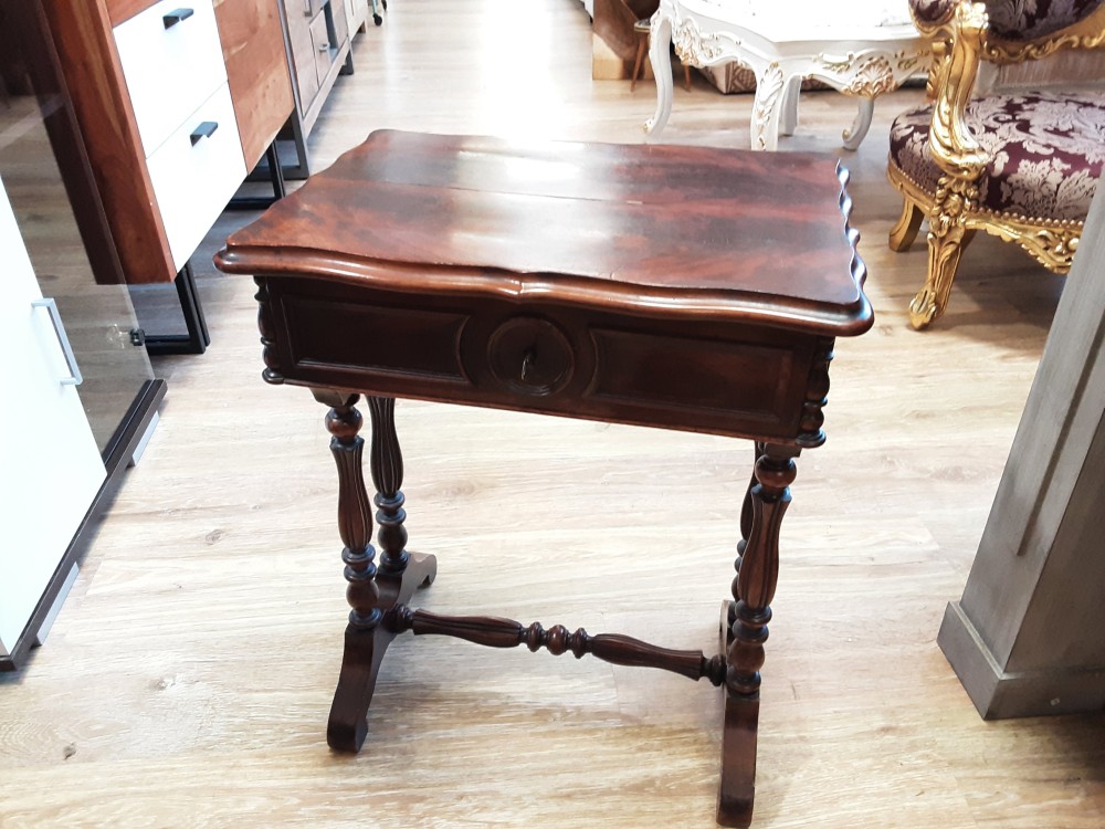 MEUBLE COUTURIÈRE  A RESTAURER