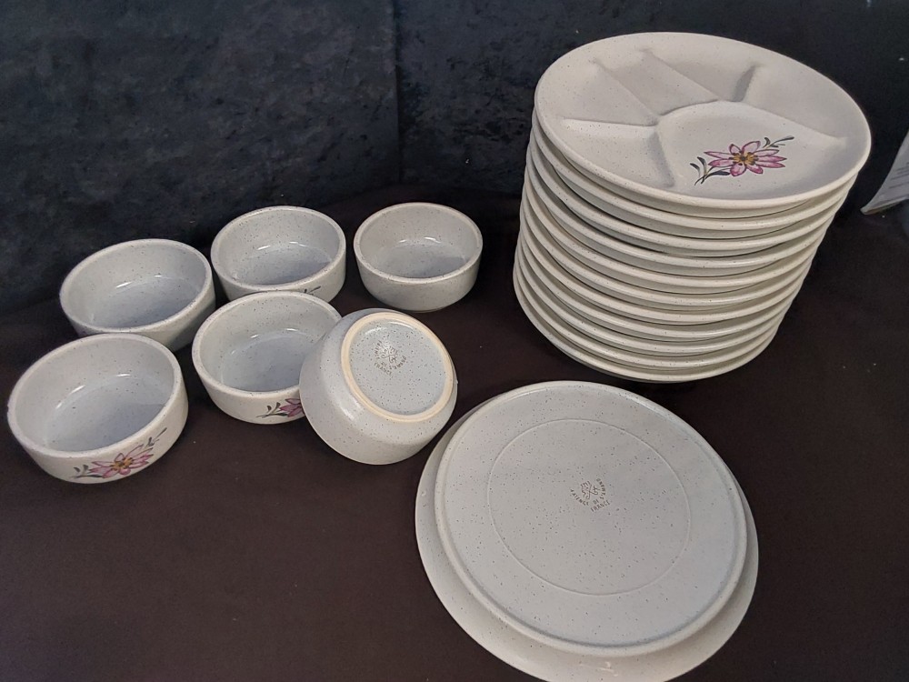 LOT DE 12 ASSIETTES A FONDUES ST AMAND + 6 RAMEQUINS MOTIF FLEURS