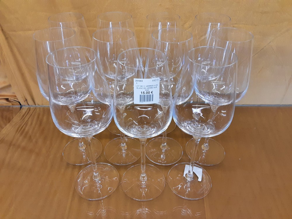 LOT DE 11 VERRES A VIN BLANC EN VERRE SUR PIED