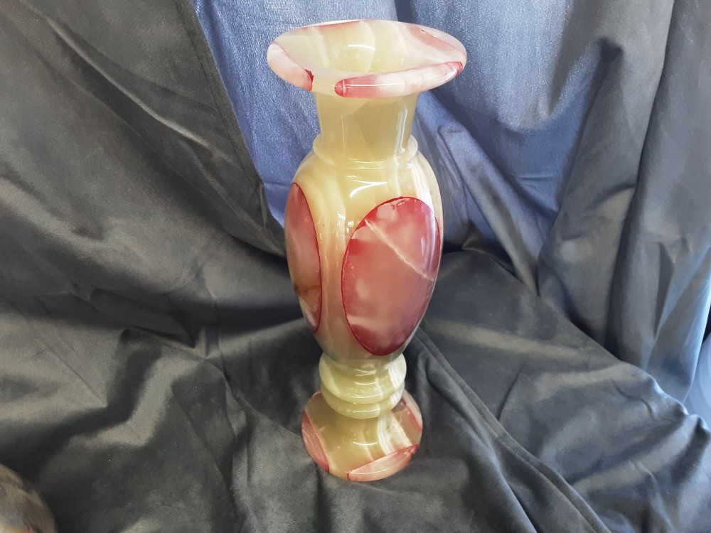 VASE EN ALBATRE VERT ET ROSE