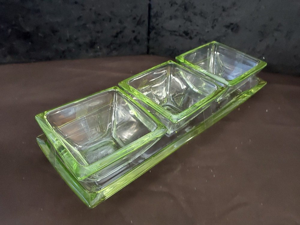PLAT + 3 RAVIERS EN VERRE VERT 