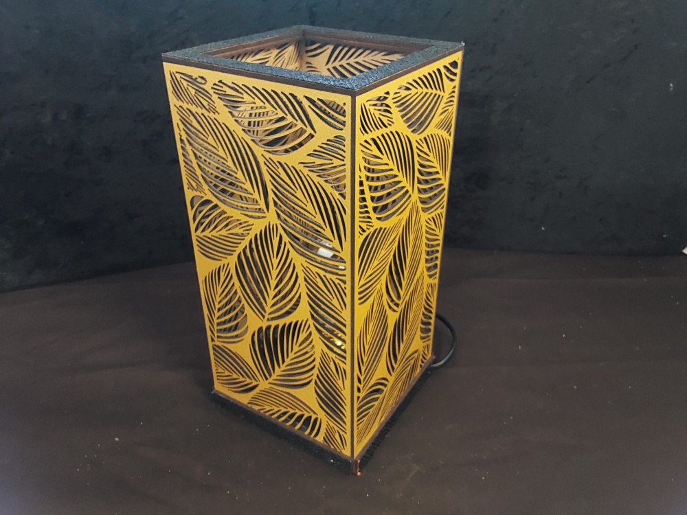 LAMPE CARRÉE BOIS AJOURÉ 
