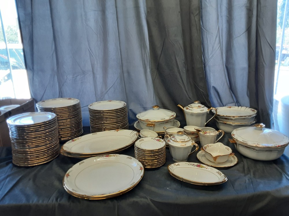 SERVICE DE TABLE + SERVICE CAFE EN PORCELAINE DE LIMOGES BLANC DORE A FLEURS