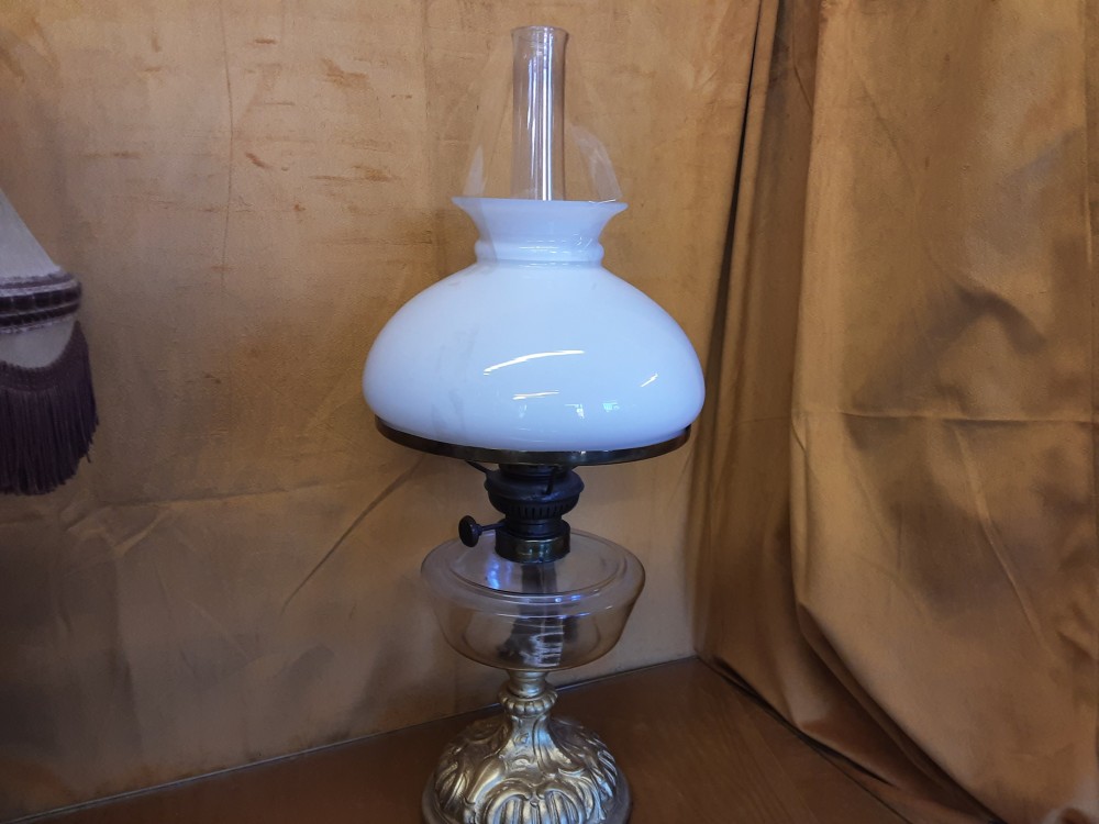 Lampe A Petrole Pied Dore Verre Et Opaline Mm