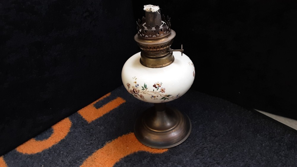 PIED DE LAMPE A PÉTROLE PORCELAINE ET MÉTAL