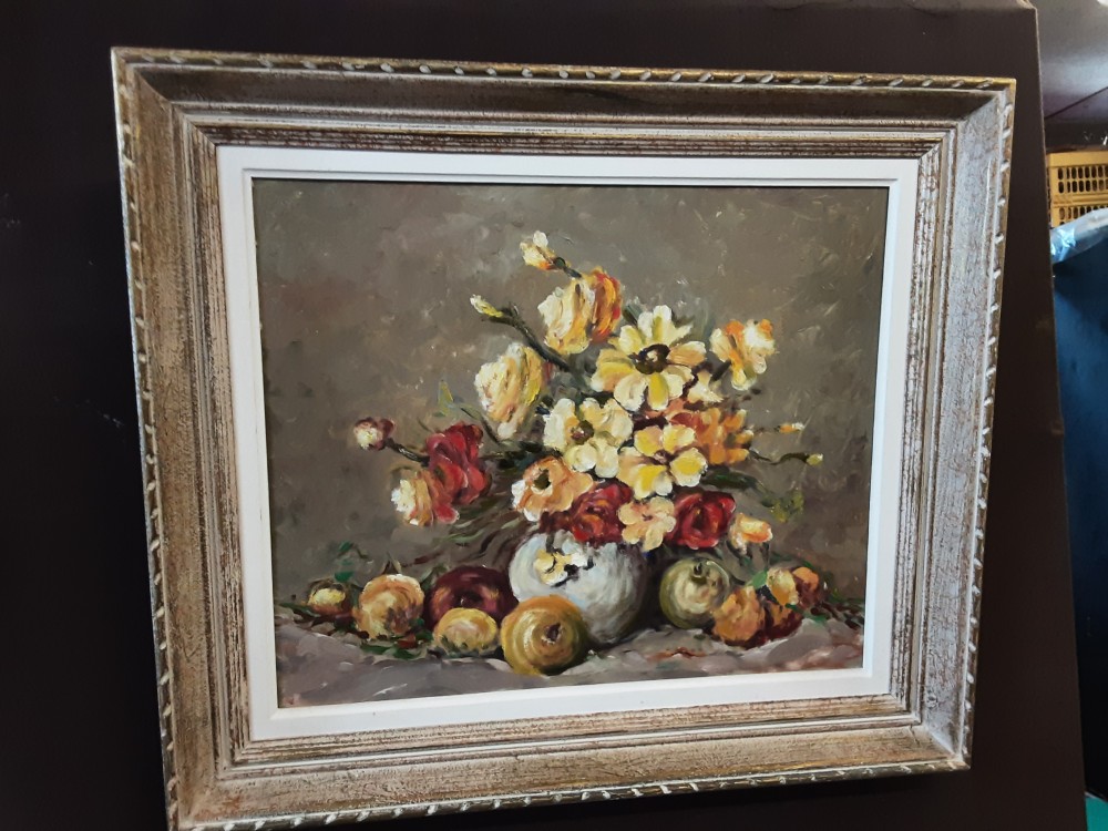 TABLEAU NATURE MORTE FRUITS ET FLEURS SIGNÉ - CADRE BOIS CLAIR ET DORURE 70X62CM 