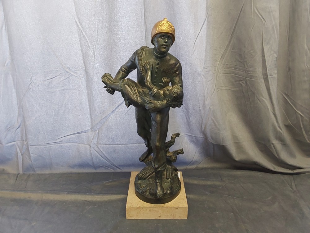 STATUE EN RÉGULE POMPIER ET ENFANT H.53CM 