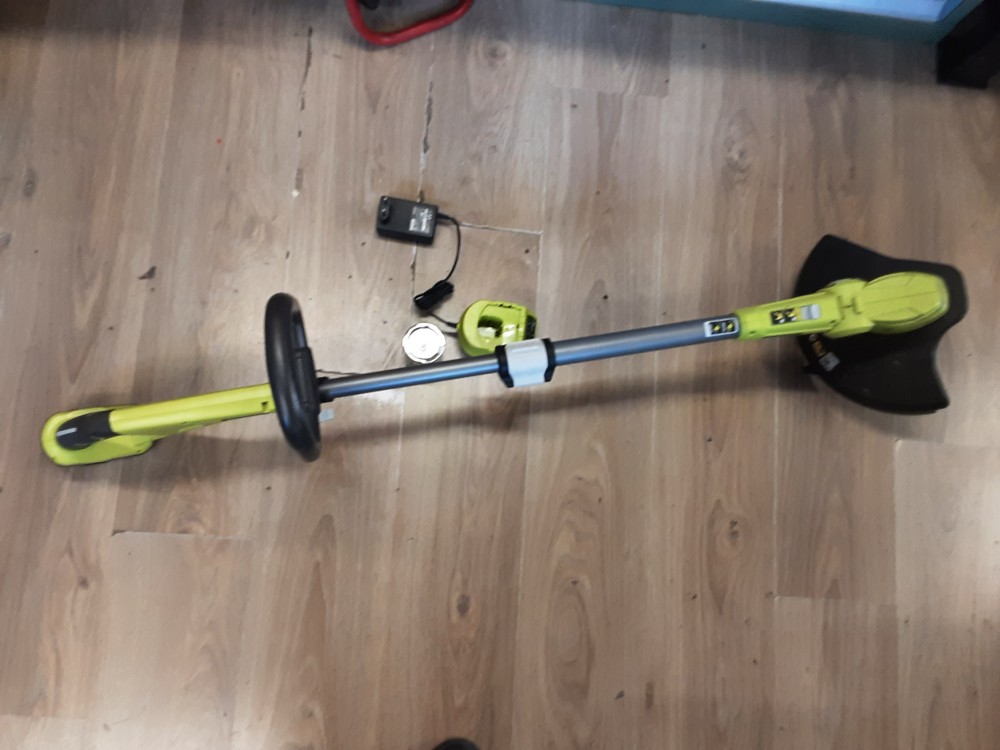 COUPE BORDURE RYOBI AVEC BATTERIE ET CHARGEUR - 30CM DE COUPE