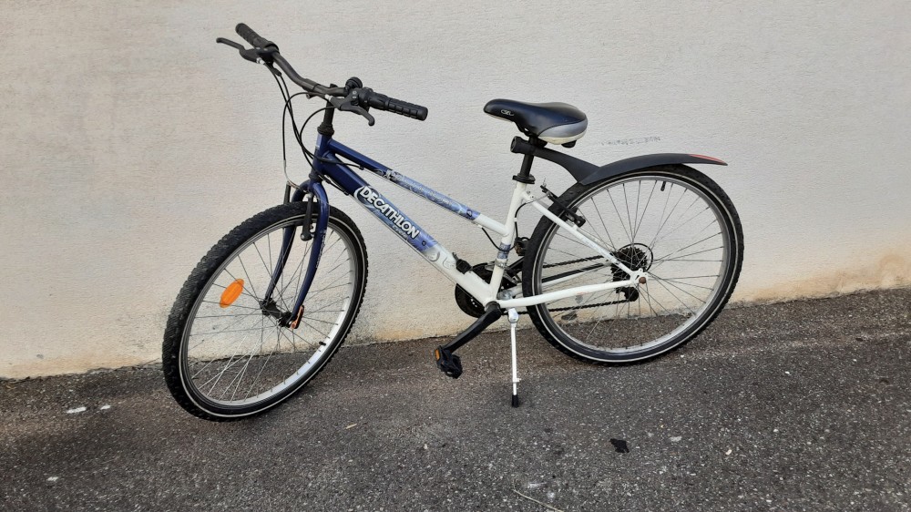 VTT  DECATHLON BLEU ET BLANC 26 POUCES