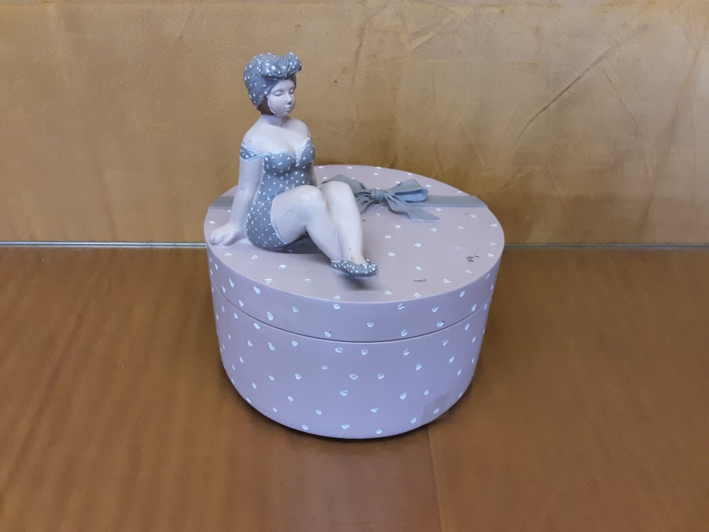 BOITE RONDE TIRELIRE EN RESINE DAME DESSUS