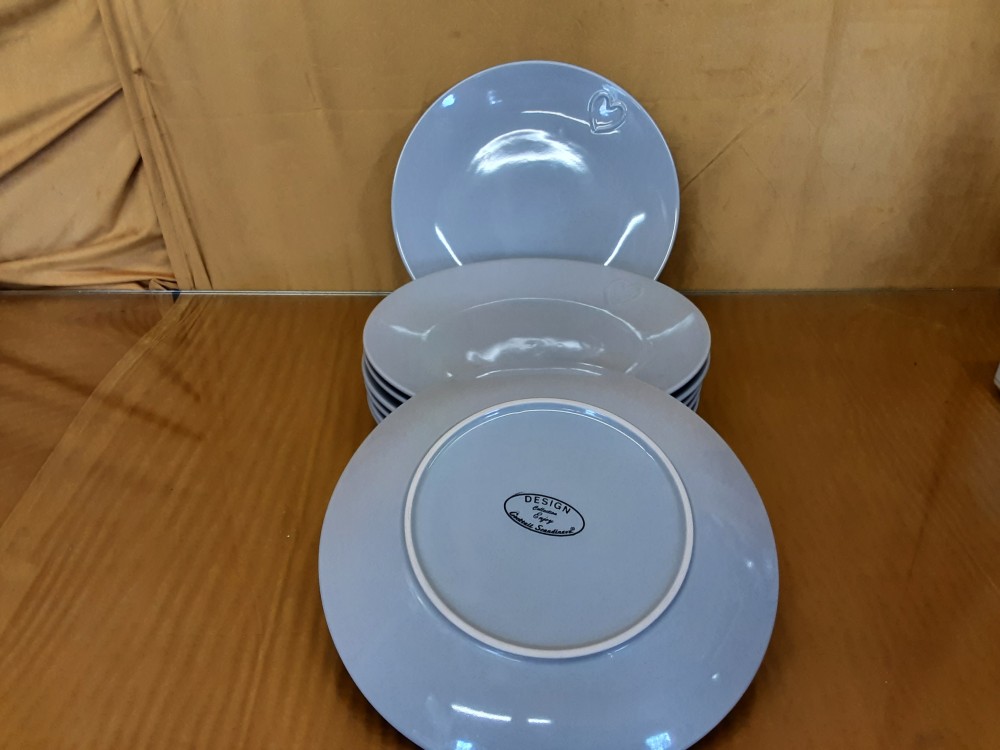 LOT DE 8 ASSIETTES GRISES AVEC COEUR DIAM 27CM