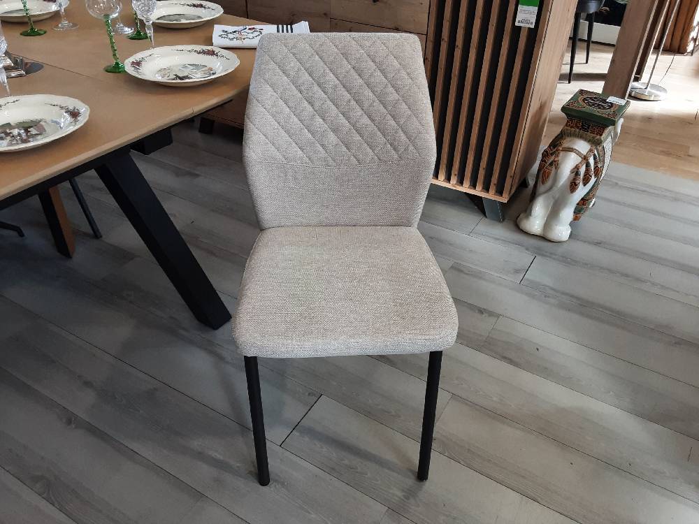 CHAISE ECO ECRU EN TISSU MOTIF CAPITONNÉ - PIEDS MÉTAL NOIR