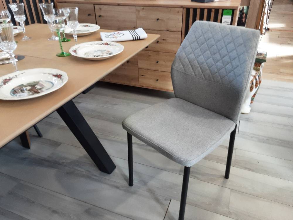 CHAISE ECO GRIS CLAIR EN TISSU  MOTIF CAPITONNÉ - PIEDS MÉTAL NOIR