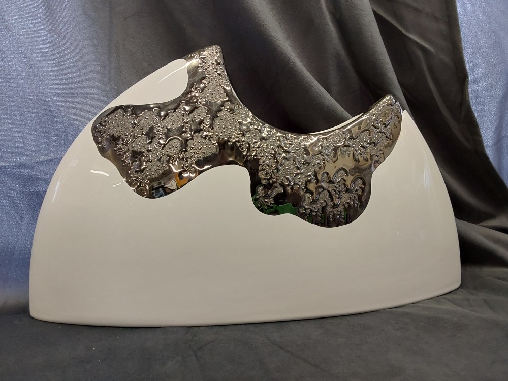 VASE EN CÉRAMIQUE BLANC DÉCOR ARGENTÉ H.22CM 