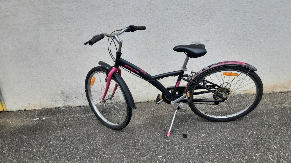 Vtt Btwin Rose Et Noir Pour Enfant 24 Pouces