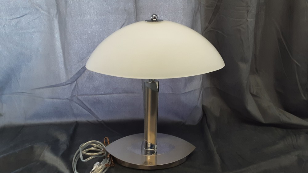 Lampe A Poser De Bureau Ovale Pied Chrome Et Verre Blanc Marque Wofi