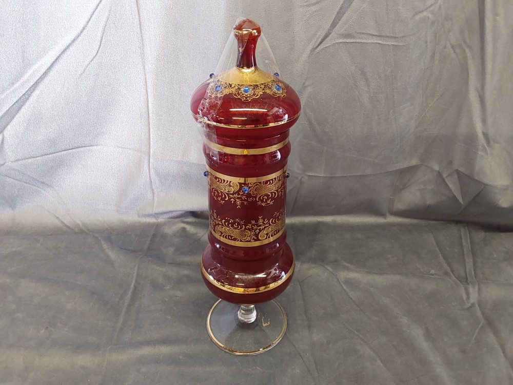 POTICHE VERRE ROUGE AVEC DORURE ET PERLES BLEUES EN RELIEF