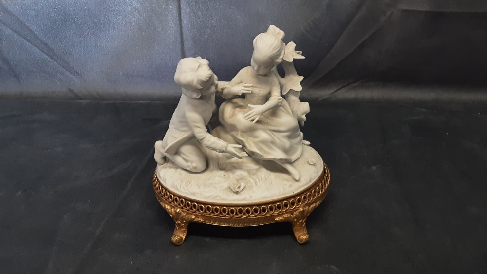 COUPLE D'ANGES EN BISCUIT SUR SUPPORT BRONZE