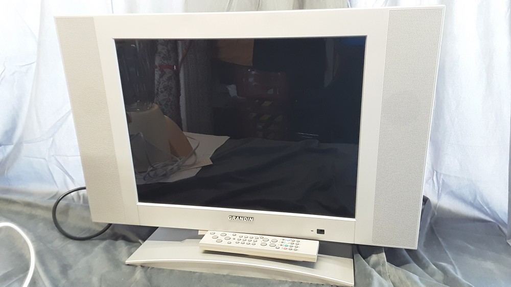TÉLÉVISION  GRANDIN 51 CM AVEC TÉLÉCOMMANDE  SANS TNT