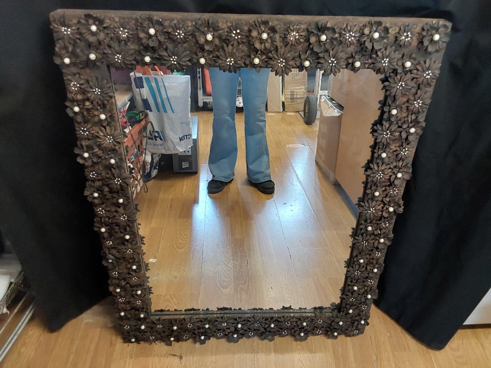 MIROIR CADRE ET FLEURS EN METAL VIEILLI AVEC PERLES BLANCHES