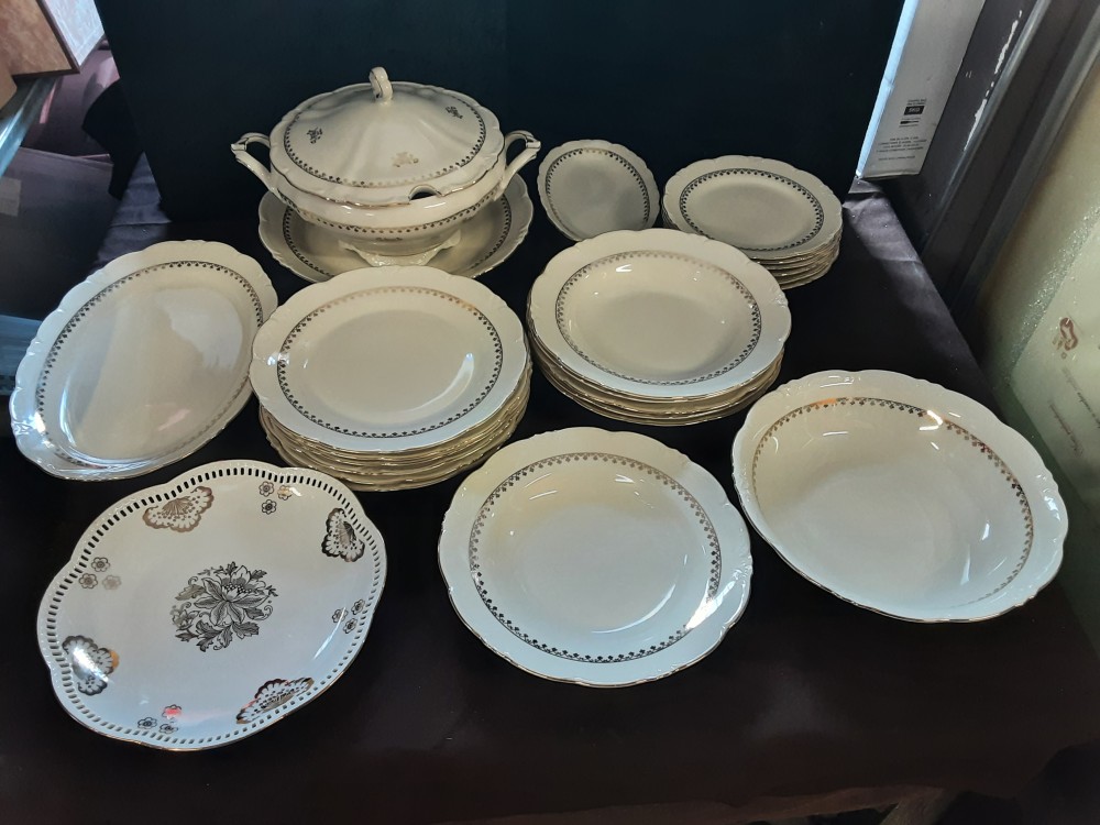 SERVICE PORCELAINE BLANC ET OR 24 PCS