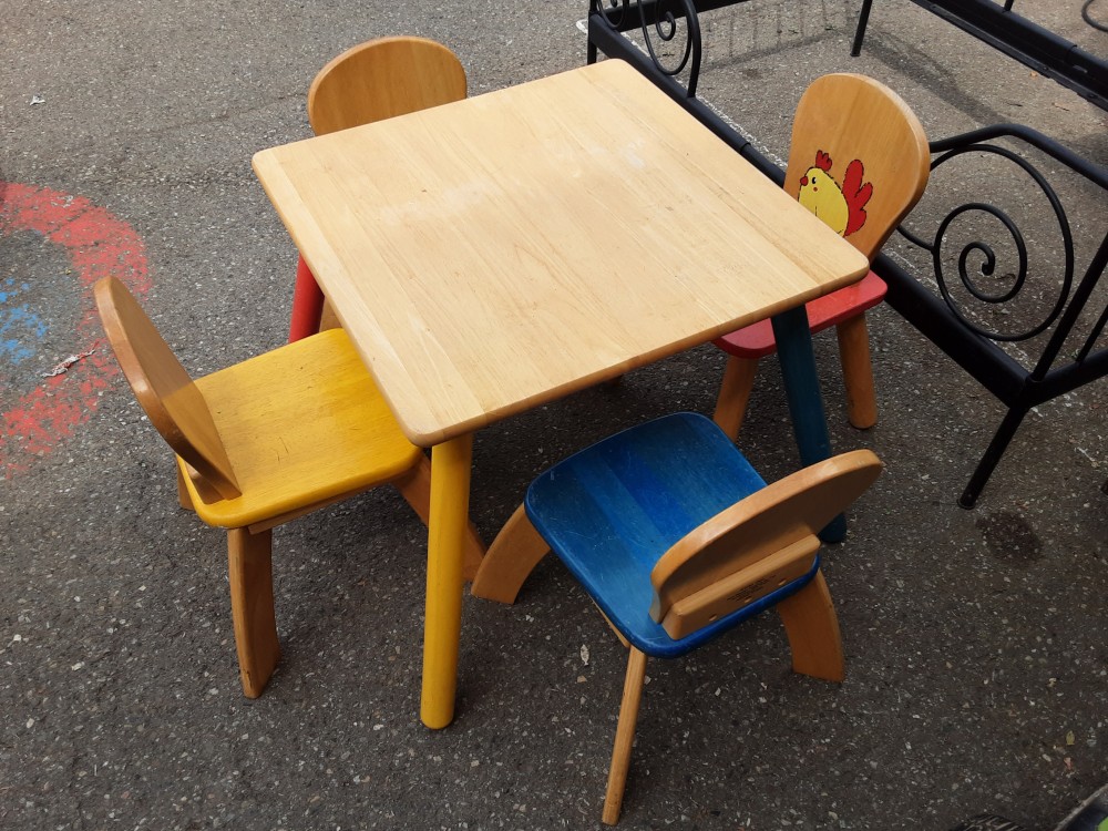 TABLE ENFANT MULTICOLORE AVEC 4 CHAISES