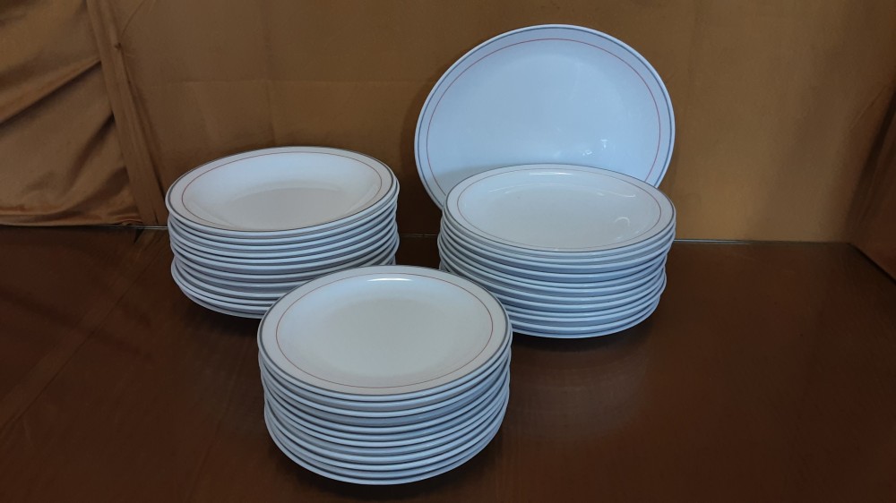 LOT DE VAISSELLES ARCOPAL BLANCHE FILET ROUGE ET GRIS