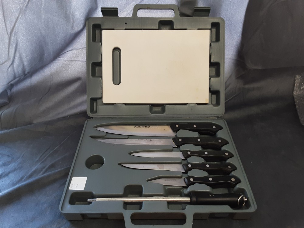 COFFRET 5 COUTEAUX + 1 FUSIL + 1 PLANCHE