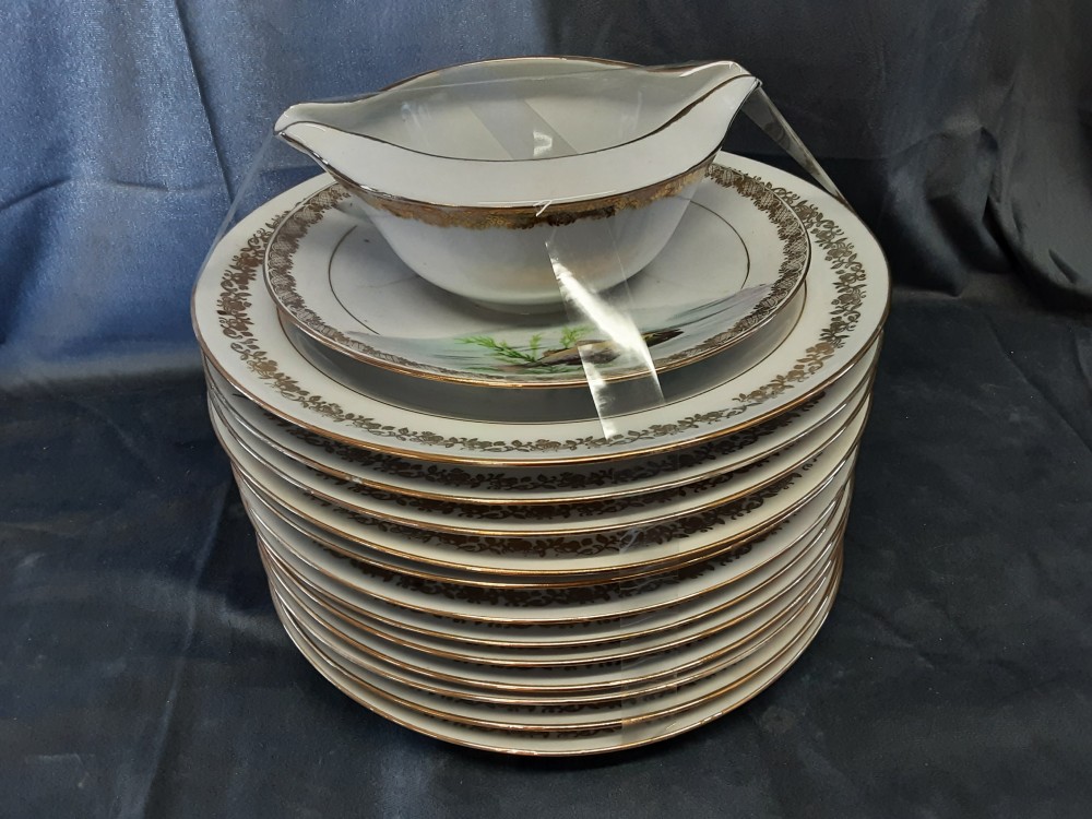 Lot De 12 Assiettes A Poissons + Saucière