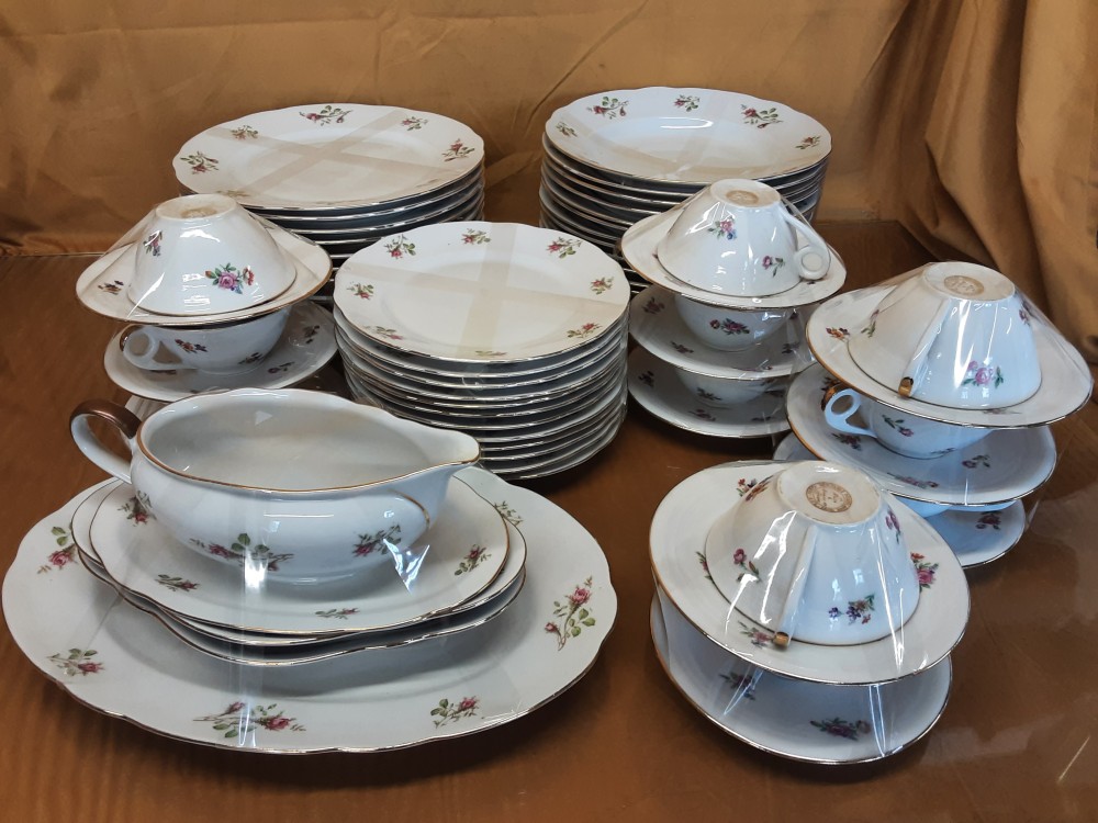 SERVICE DE TABLE A COMPLETER + 11 TASSES ET SOUS TASSES PORCELAINE LIMOGES